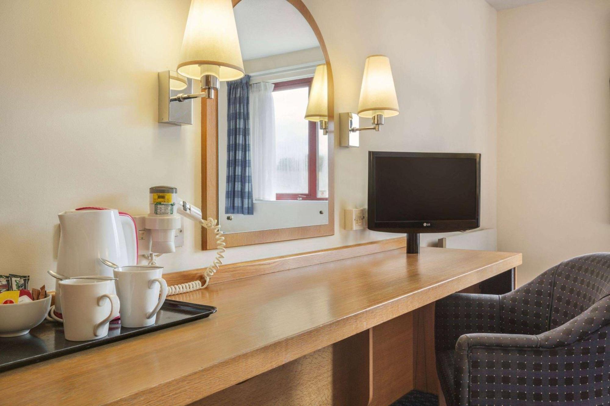 Days Inn Мегор Екстер'єр фото